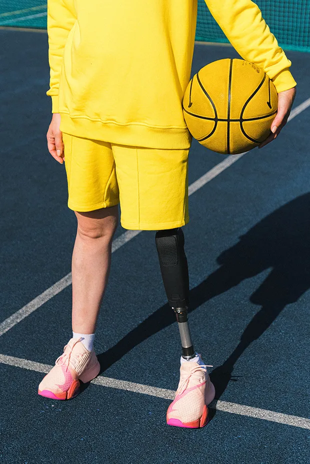 Ein junger Basketballspieler mit einer Beinprothese